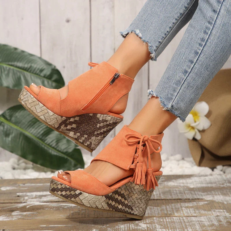 Evelin | Sandalen met Hiel en Veters en Pompons – Elegantie en Comfort
