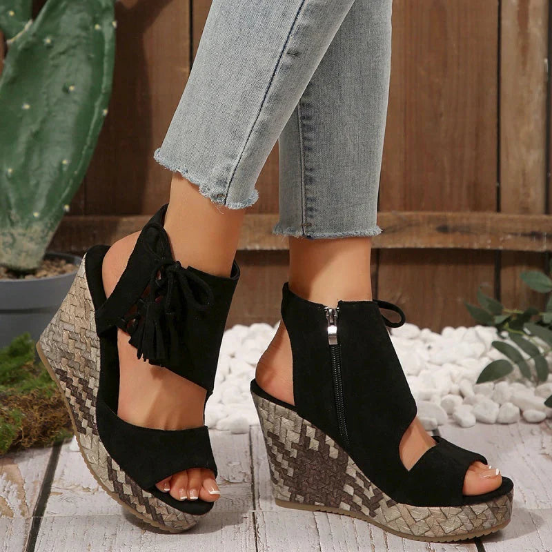Evelin | Sandalen met Hiel en Veters en Pompons – Elegantie en Comfort